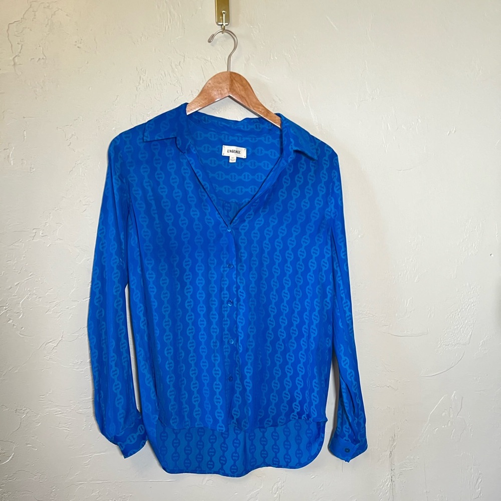 L’AGENCE Blue Monogram Silk-Look Blouse XS | Button Front Designer Top